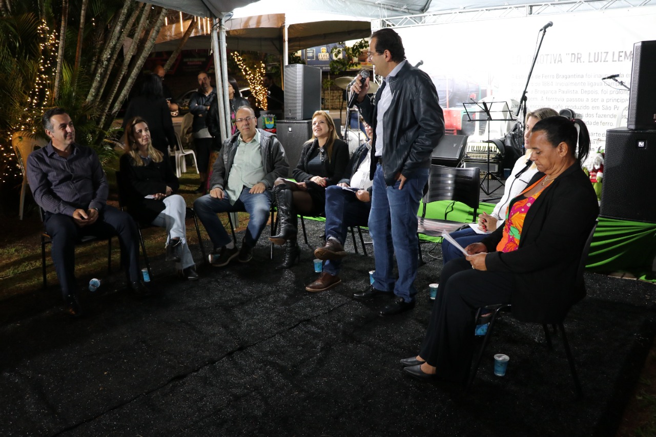 30.11.2022 Locomotiva que impulsionou o progresso de Bragan&ccedil;a Paulista recebe decora&ccedil;&atilde;o natalina (8)