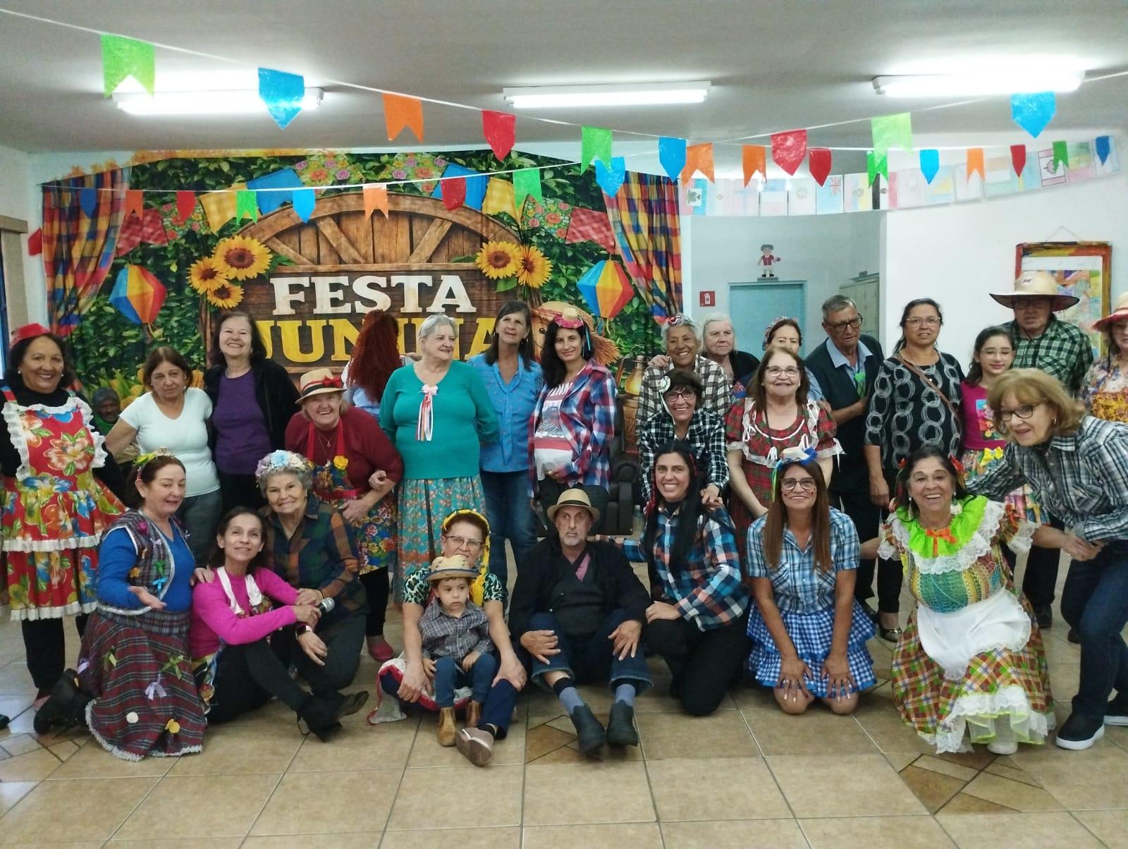 Festa Julina da terceira idade espanta a solidão com muita alegria e quadrilha (6)