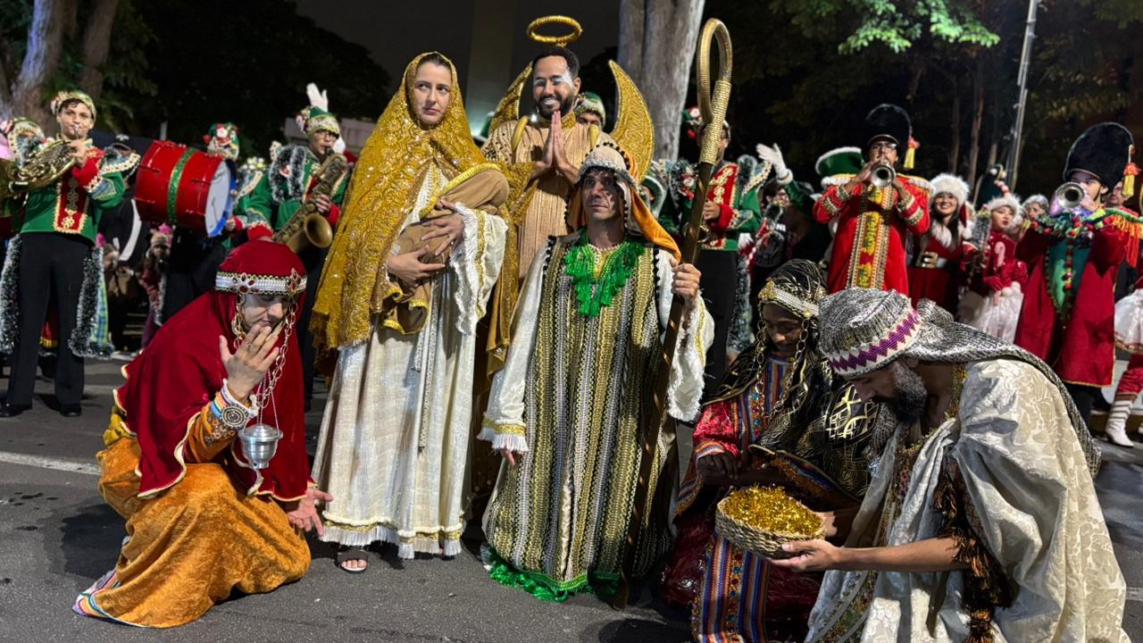 Parada de Natal emociona Bragan&ccedil;a Paulista e transforma o Centro em um grande espet&aacute;culo de luz, encanto e uni&atilde;o (8)