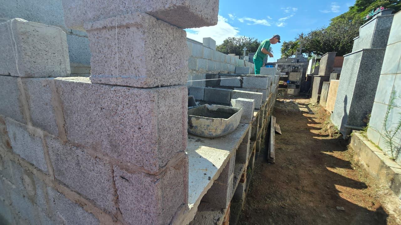 Secretaria Municipal de Serviços intensifica limpeza, fumacê e controle de pragas no Cemitério da Saudad
