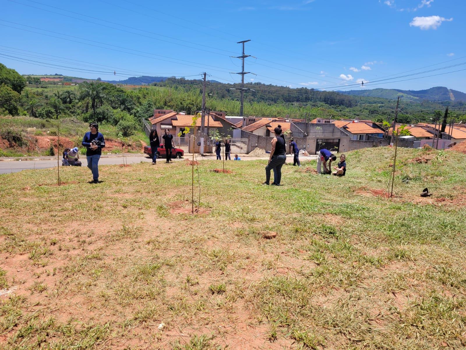 Bragança Paulista realiza plantio de 385 mudas no Hípica Jaguari em ação de compensação ambiental (8)