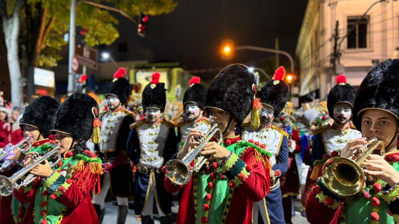 Parada de Natal emociona Bragan&ccedil;a Paulista e transforma o Centro em um grande espet&aacute;culo de luz, encanto e uni&atilde;o (9)