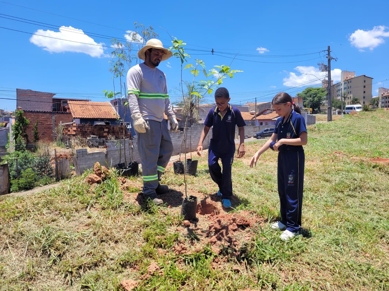 Bragança Paulista realiza plantio de 385 mudas no Hípica Jaguari em ação de compensação ambiental (9)