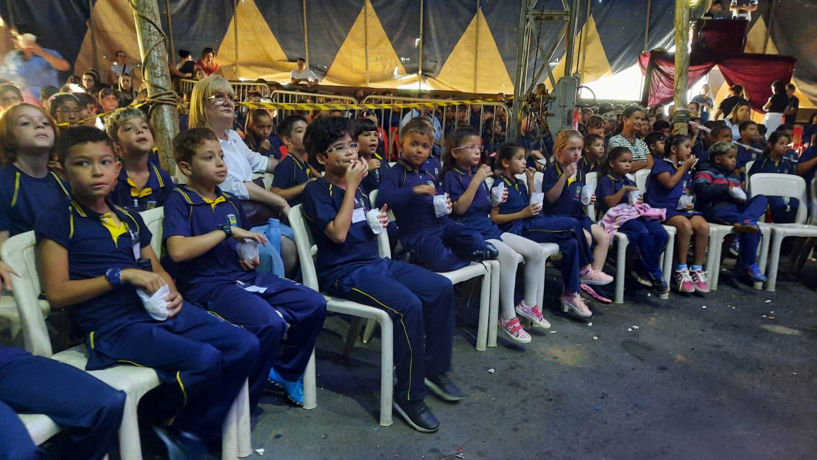 Alunos da rede municipal participam de espet&aacute;culo do Circo Las Vegas