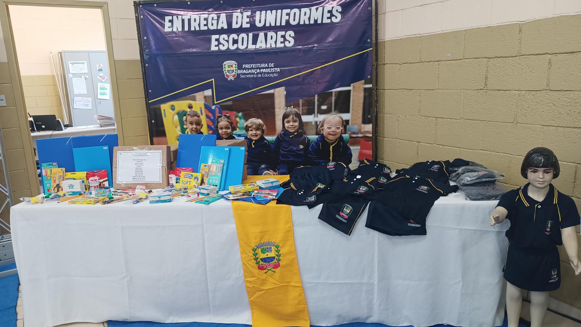 Prefeitura entrega reforma e amplia&ccedil;&atilde;o da Escola Municipal Prof&ordf; Dalva Carmignotto da Gra&ccedil;a e distribui kits e uniform