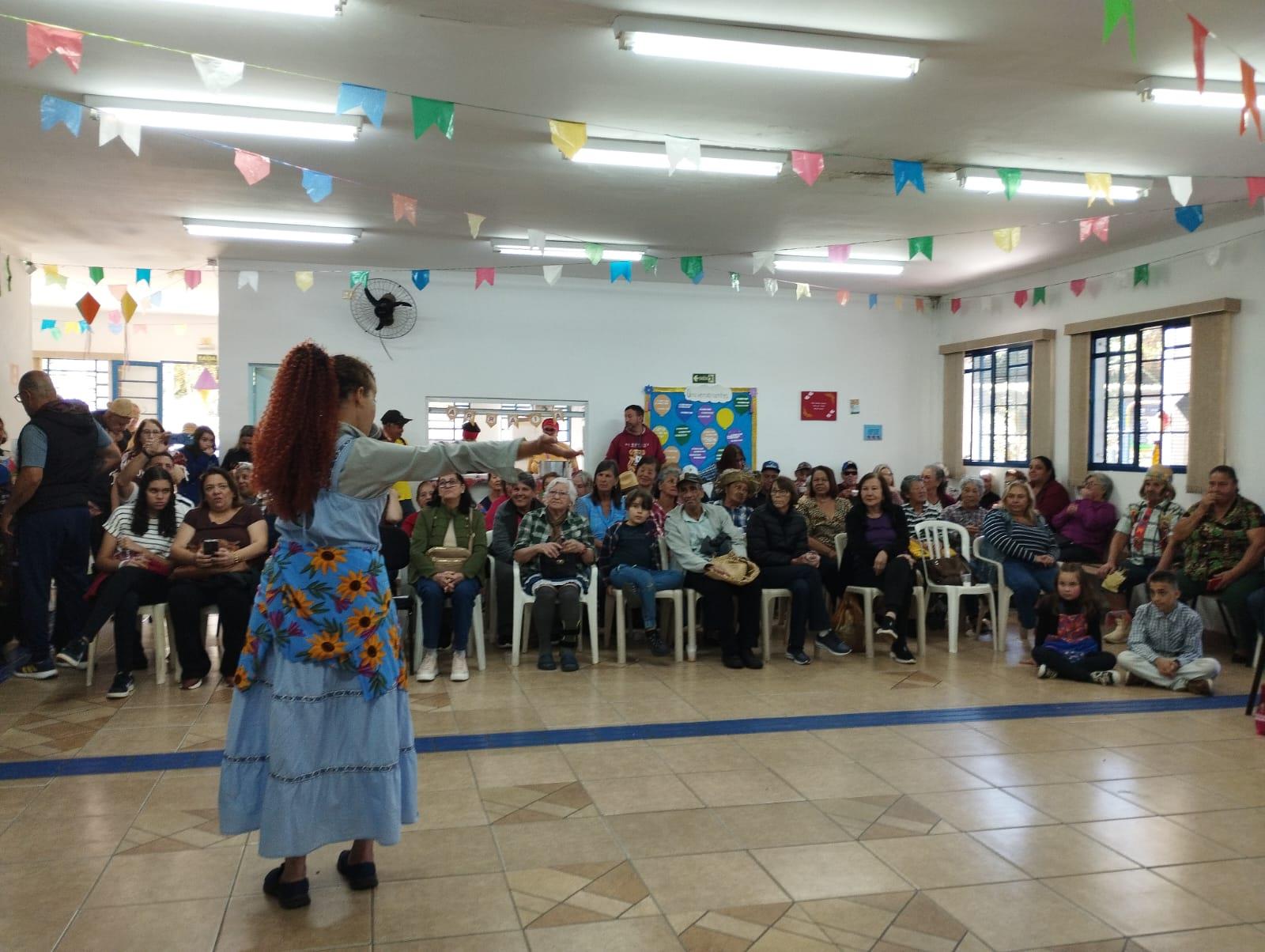 Festa Julina da terceira idade espanta a solidão com muita alegria e quadrilha (9)