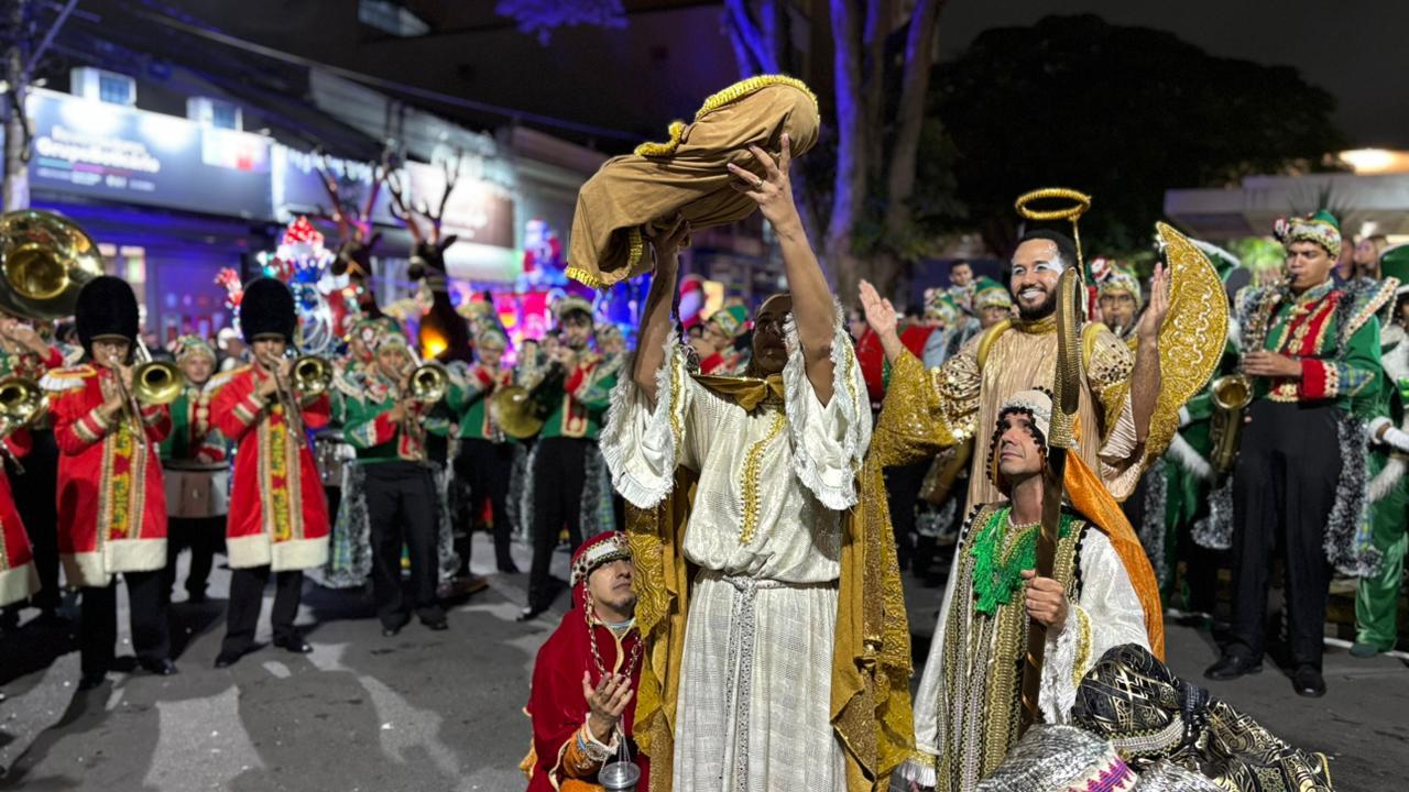 Parada de Natal emociona Bragan&ccedil;a Paulista e transforma o Centro em um grande espet&aacute;culo de luz, encanto e uni&atilde;o (10)
