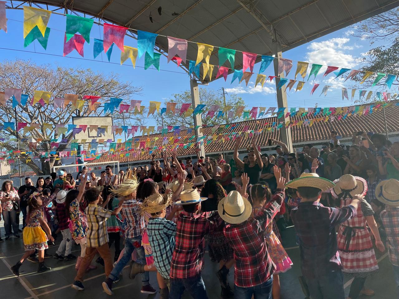Escolas municipais levam apresentações juninas à Feira Noturna de Bragança Paulista (13)