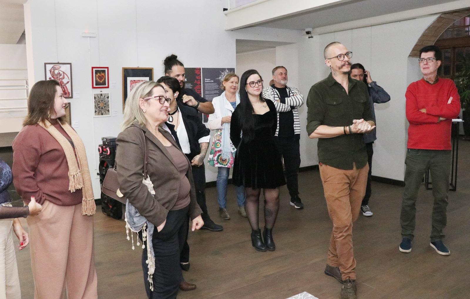 Exposi&ccedil;&atilde;o &ldquo;Do Lixo ao L&oacute;tus&rdquo; apresenta 20 anos de Produ&ccedil;&atilde;o Art&iacute;stica de Bruno Jankowisk no Centro Cultural Prefeito Jesus Adib Abi Chedid (10)