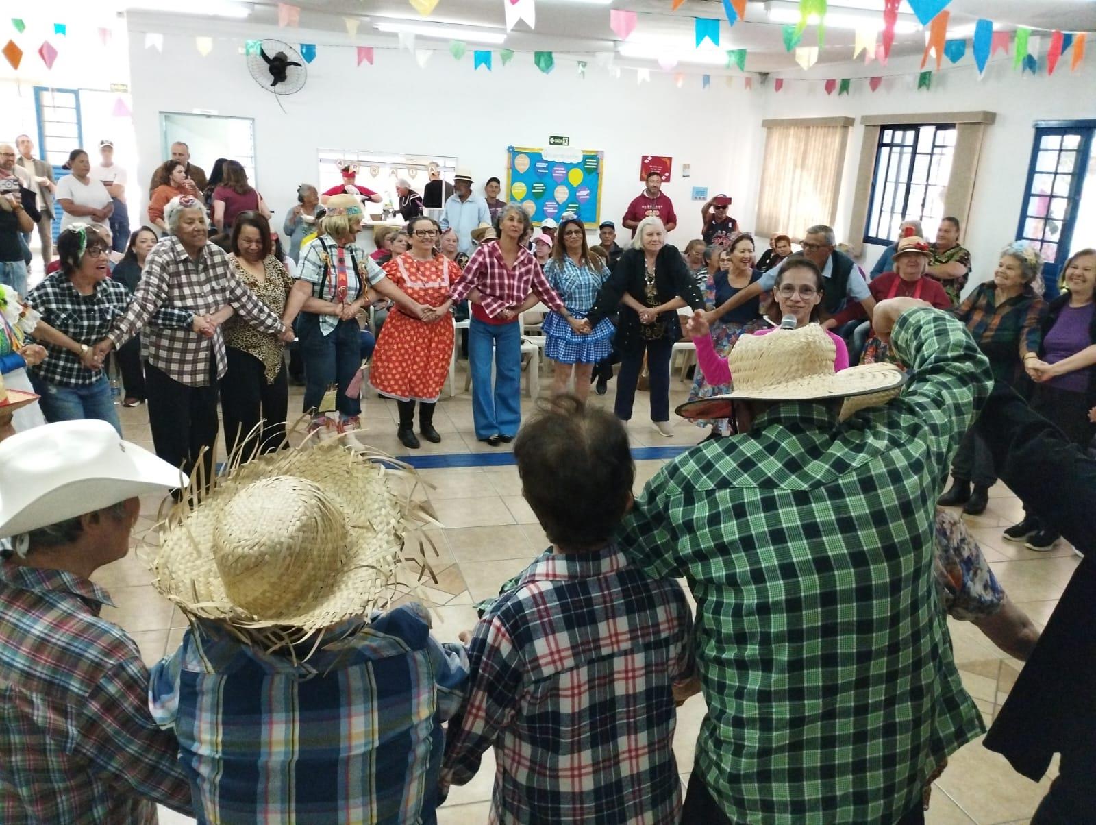 Festa Julina da terceira idade espanta a solidão com muita alegria e quadrilha (10)
