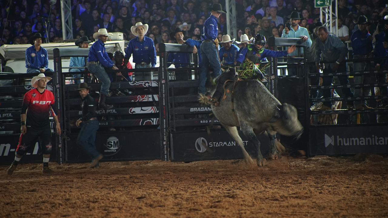 Arena lotada e grandes shows marcam a segunda noite da 59&ordf; Expoagro e 32&ordf; Festa do Pe&atilde;o de Boiadeiro (26)