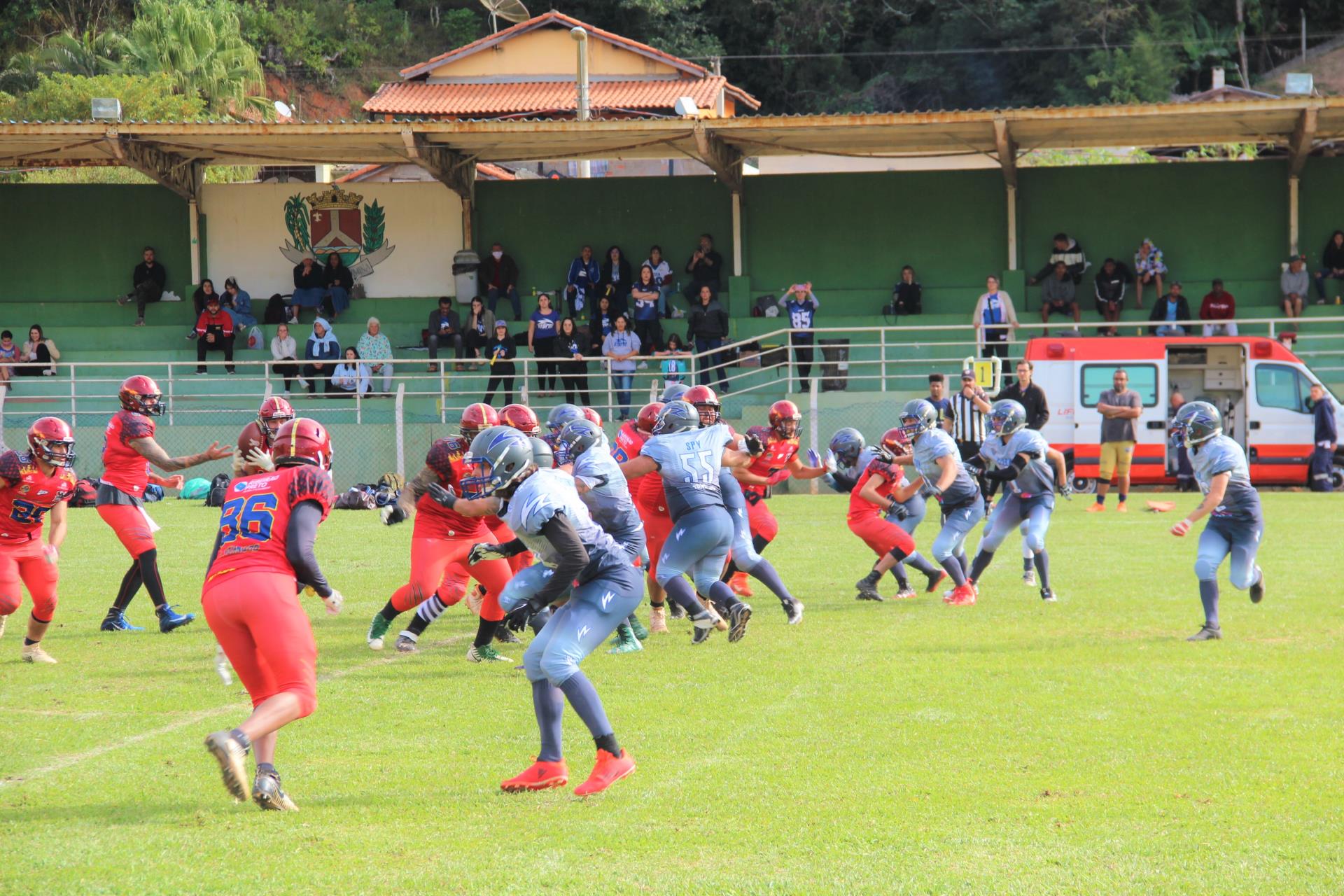 Competição amadora de futebol americano tem 27 equipes e 3 000 atletas