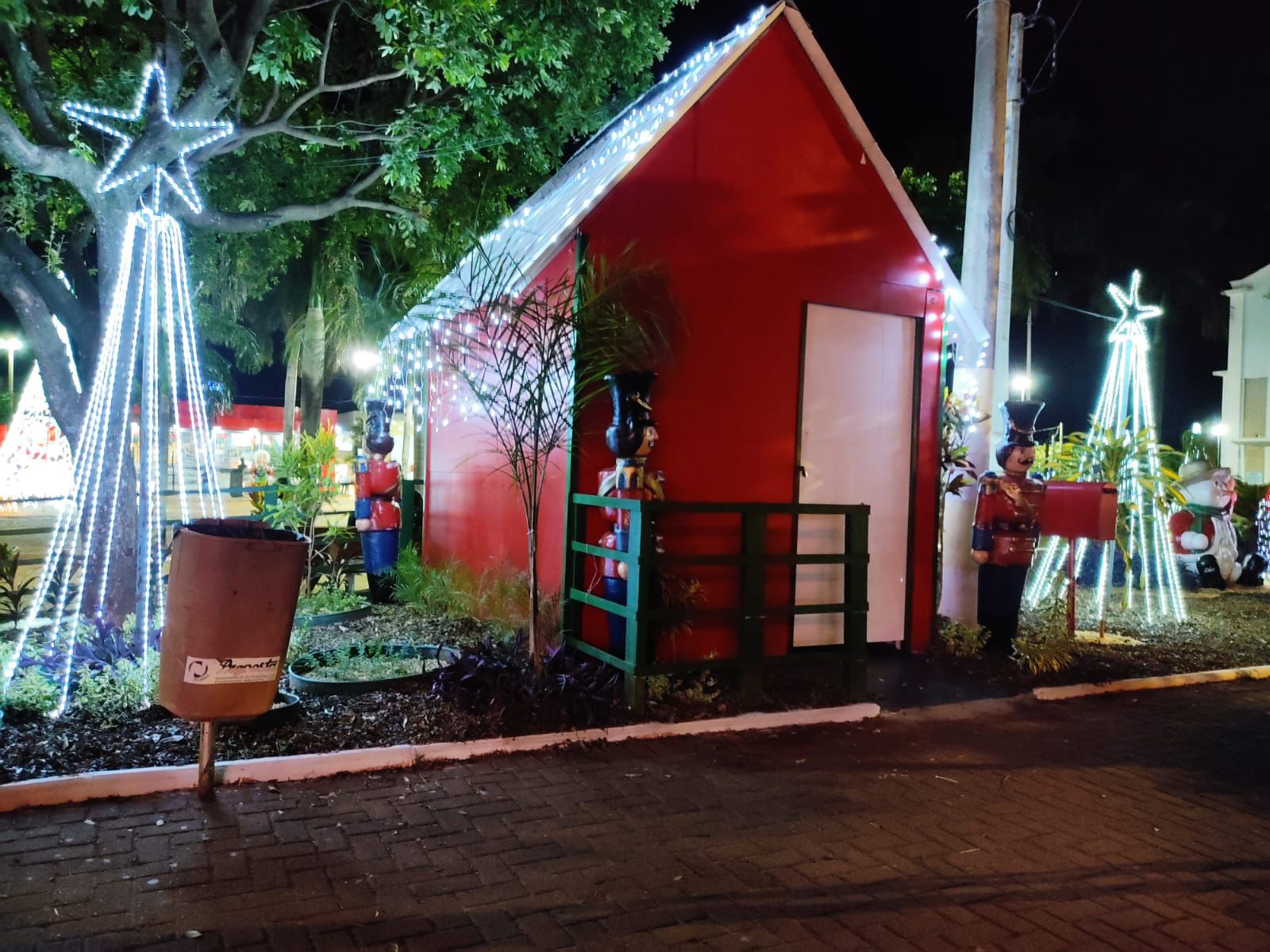 Decoração de Natal agrada e atrai grande público na praça central -  Prefeitura de Fernandópolis