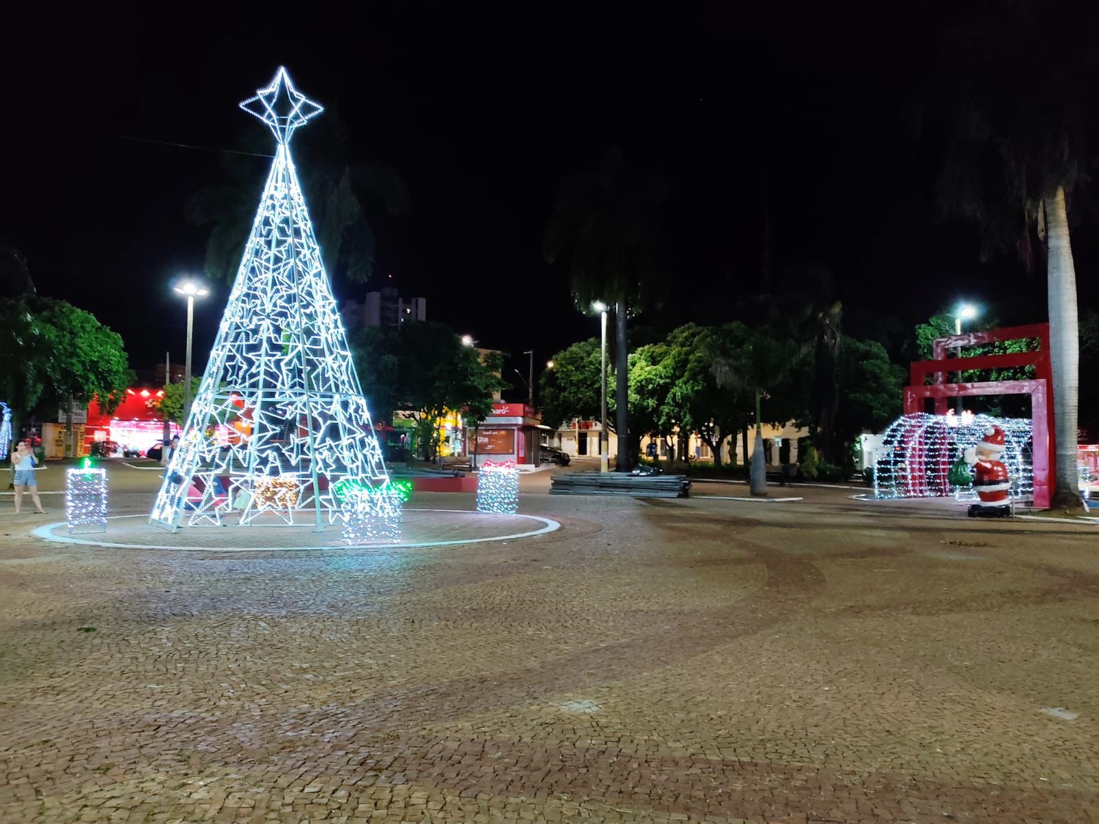 Decoração de Natal agrada e atrai grande público na praça central -  Prefeitura de Fernandópolis