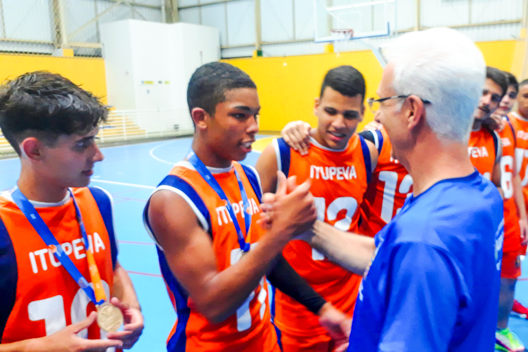 Secretário Robinson entregando as medalhas