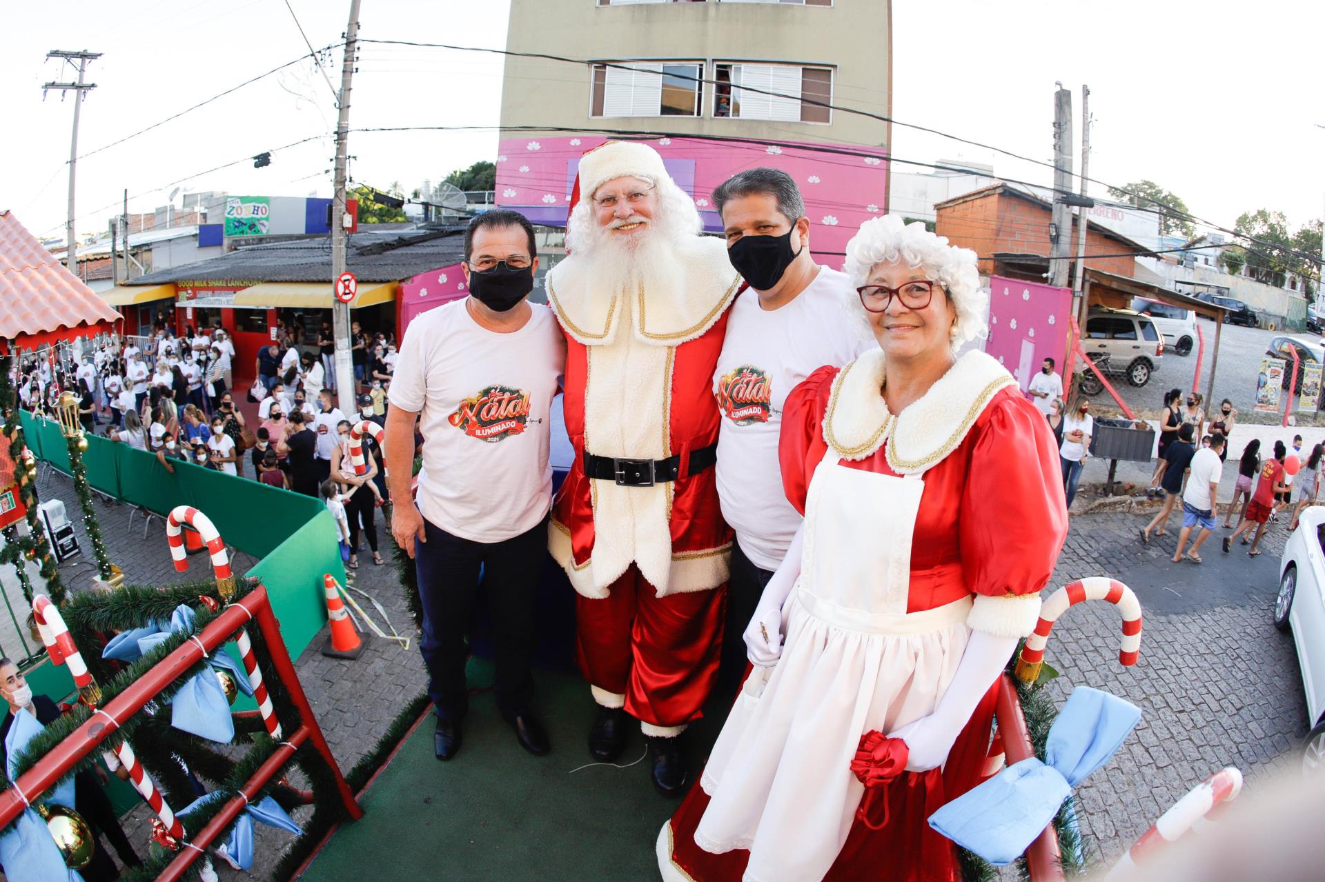 PAPAI E MAMÃE NOEL (1)