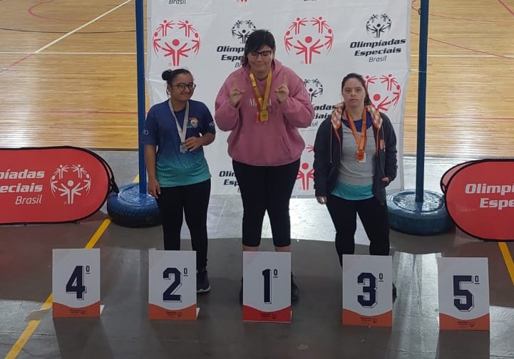 Arremesso de peso feminino Sara 2° lugar e Franciele 3°