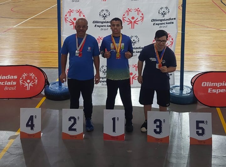 Arremesso de peso masculino grupo 3 Enzo 1° lugar