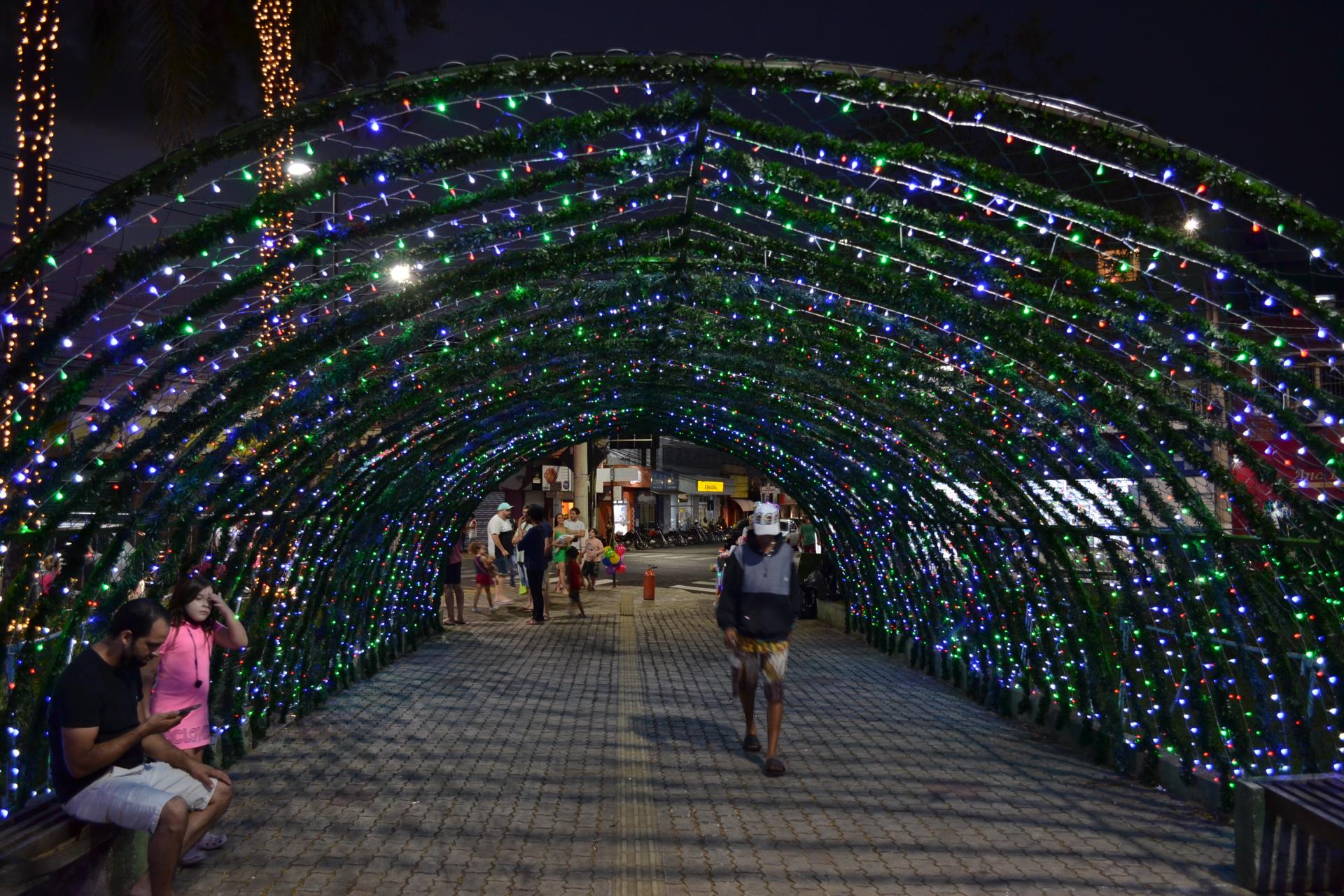 Projeto usa lâmpadas de Natal para iluminar ruas escuras - Jornal Joca