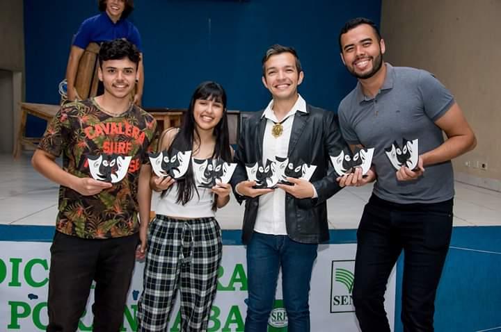 CIA 04 CANTOS RECEBE PRÊMIO DE MELHOR ESPETÁCULO EM FESTIVAL DE PORANGABA