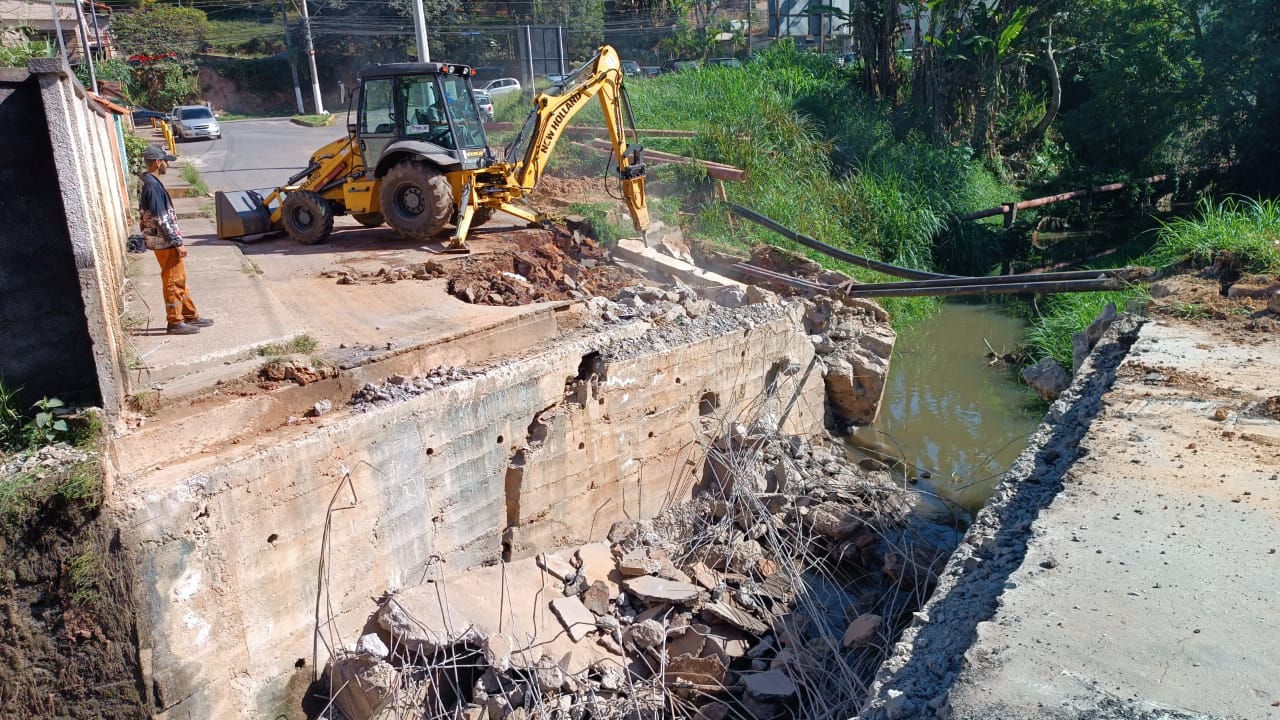 Demolição ponte no bairro Novo Itabirito