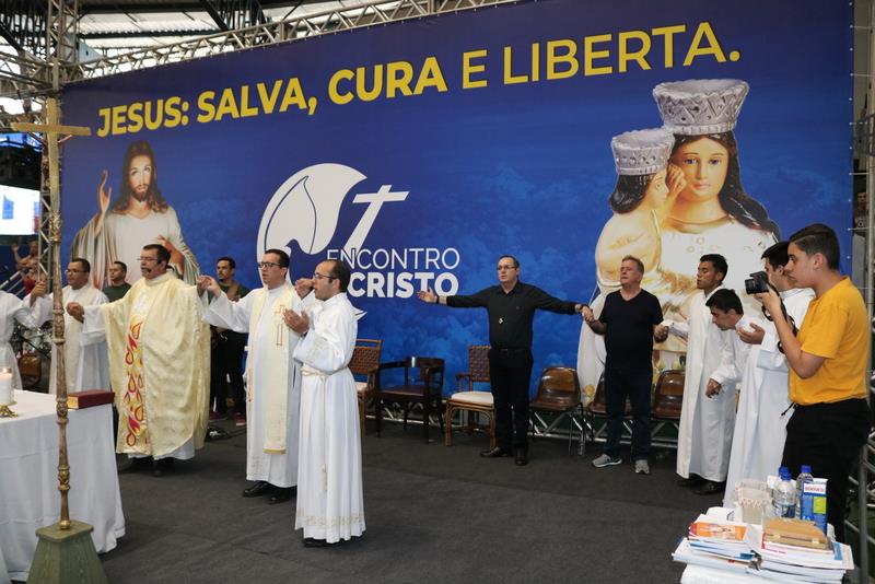 Orações e missa marcam louvor Encontro com Cristo no Ginásio de Esportes de Itapecerica da Serra