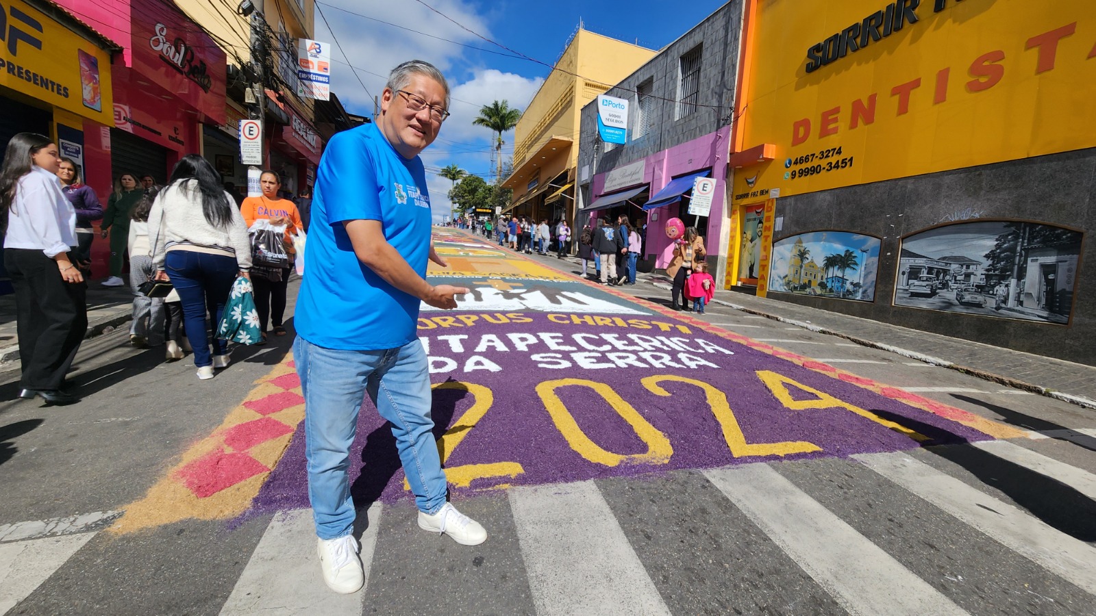 Francisco Nakano posa ao lado dos tapetes de serragem em Itapecerica da Serra (Foto: Divulgação/Prefeitura de Itapecerica da Serra)