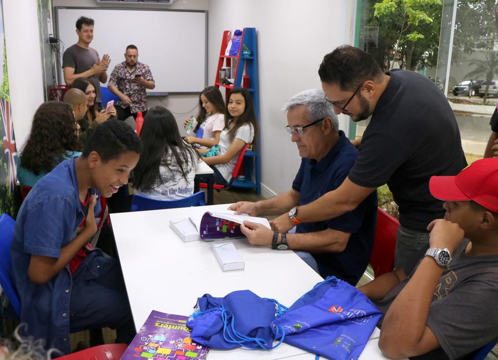 Mauro Naves faz visita ao Cidadão Bilíngue