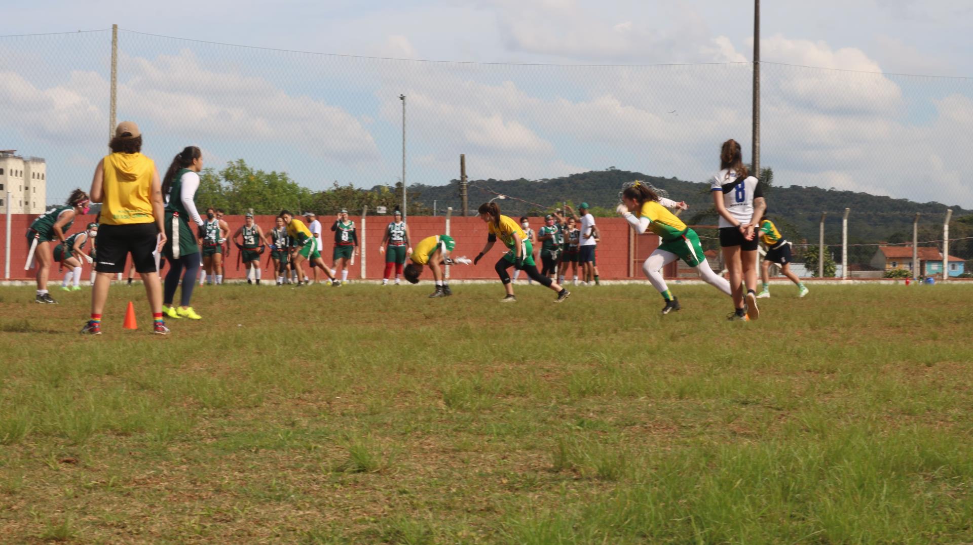 VÍDEO: equipa de futebol americano leva o recreio da escola para jogo