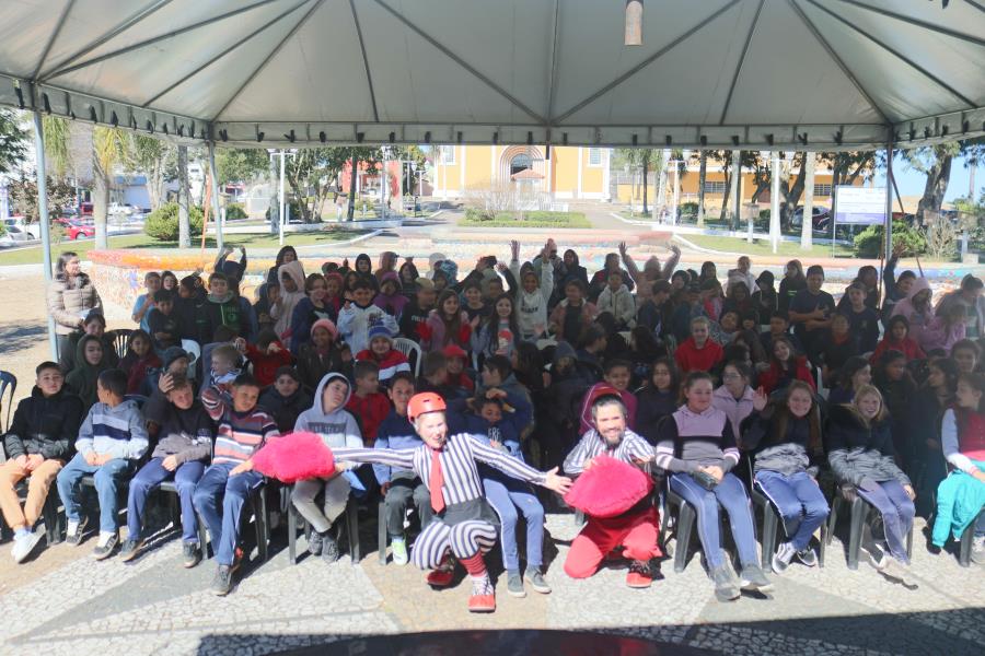 Crianças de Mandirituba vivem dias de pura alegria com a chegada do Palco Móvel do Sesc