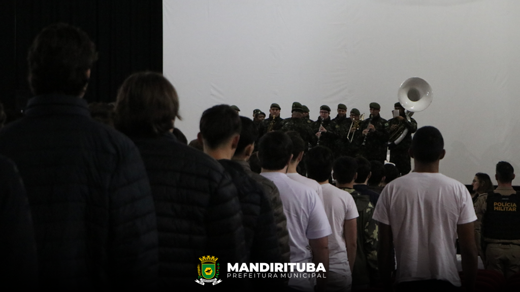 Juramento à Bandeira Nacional reúne mais de 170 jovens em Mandirituba