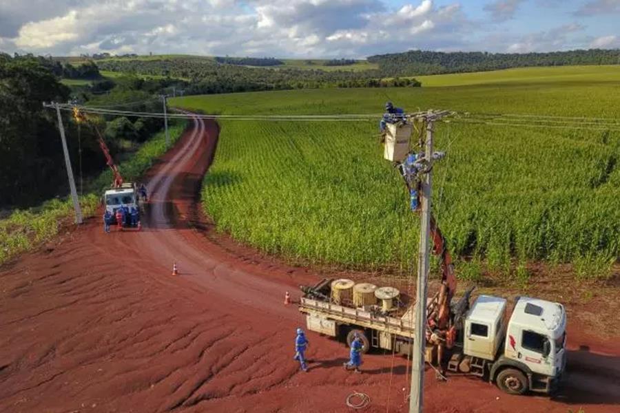 Instalação de luz em área rural irregular