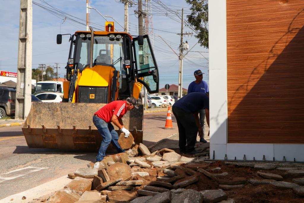 Revitalização de calçadas avança e melhora mobilidade na entrada do município
