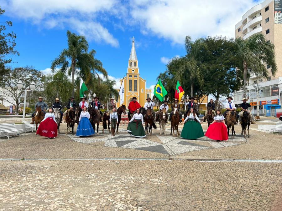 Desfile Farroupilha celebra cultura gaúcha em Mandirituba