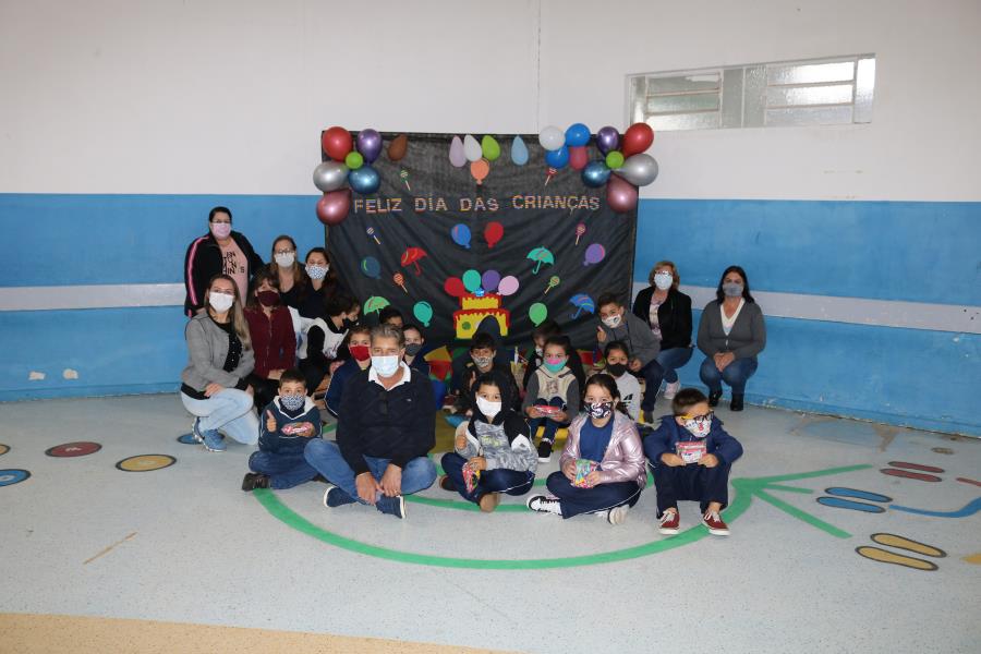 Para comemorar o Dia das Crianças, a Prefeitura de Mandirituba presenteou os alunos da rede municipal com doces e guloseimas.