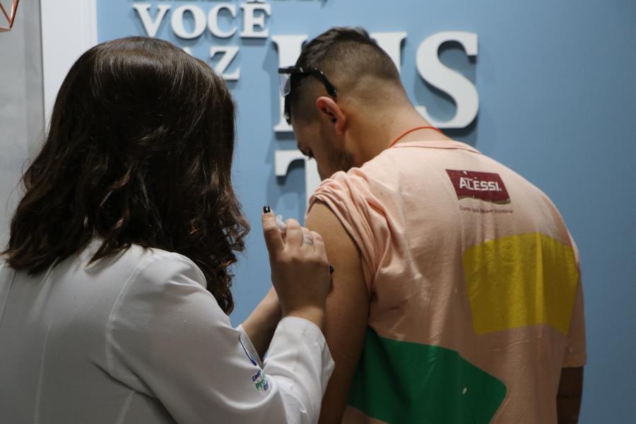 Secretaria de Saúde imuniza funcionários nas empresas de Mandirituba