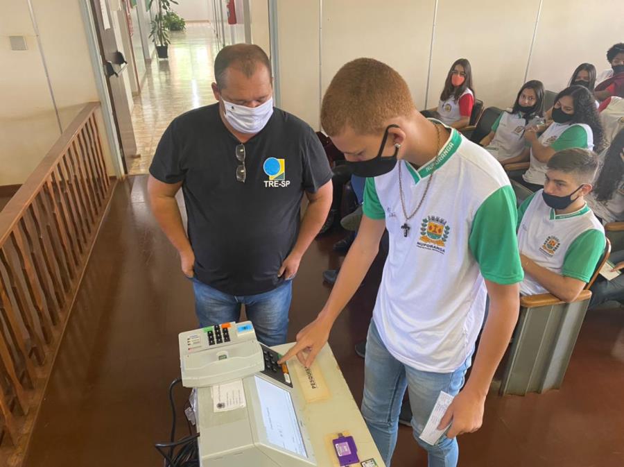 ALUNOS DE REDE PÚBLICA DE ENSINO VISITAM FÓRUM MUNICIPAL