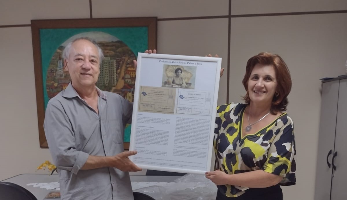 Filho de Profª Alzira Palma e Silva entrega quadro em homenagem à mãe, que dá nome a EMEB no São Luiz