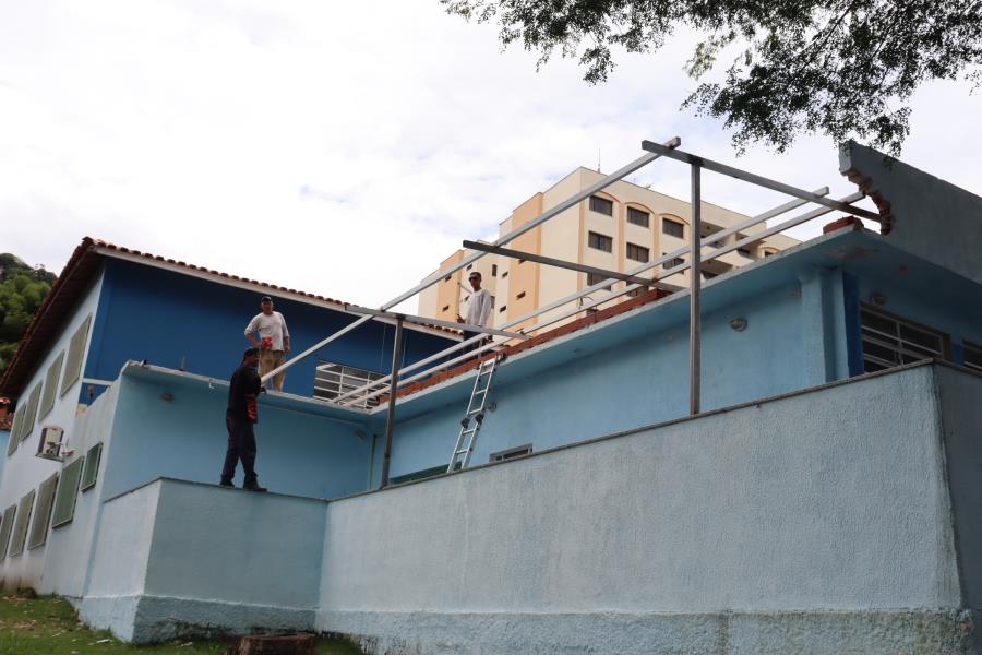 Ambulatório de Especialidades da Praça Lions passa por obras na estrutura do telhado