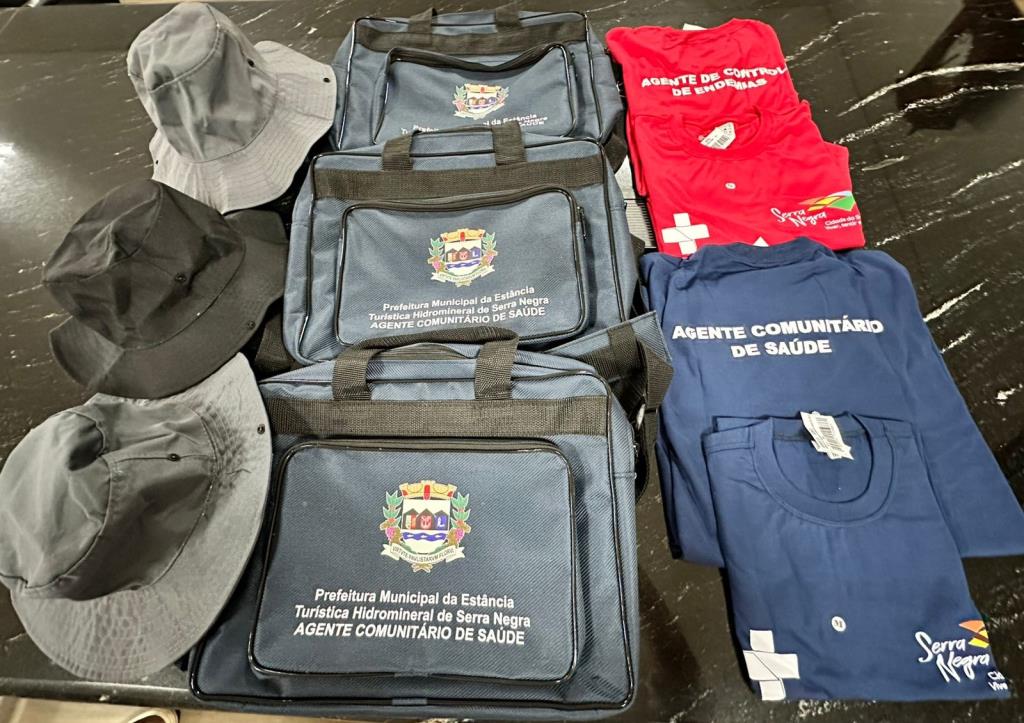 Prefeitura realiza entrega de uniformes, maletas e chapéus para agentes de saúde e de controle de endemias