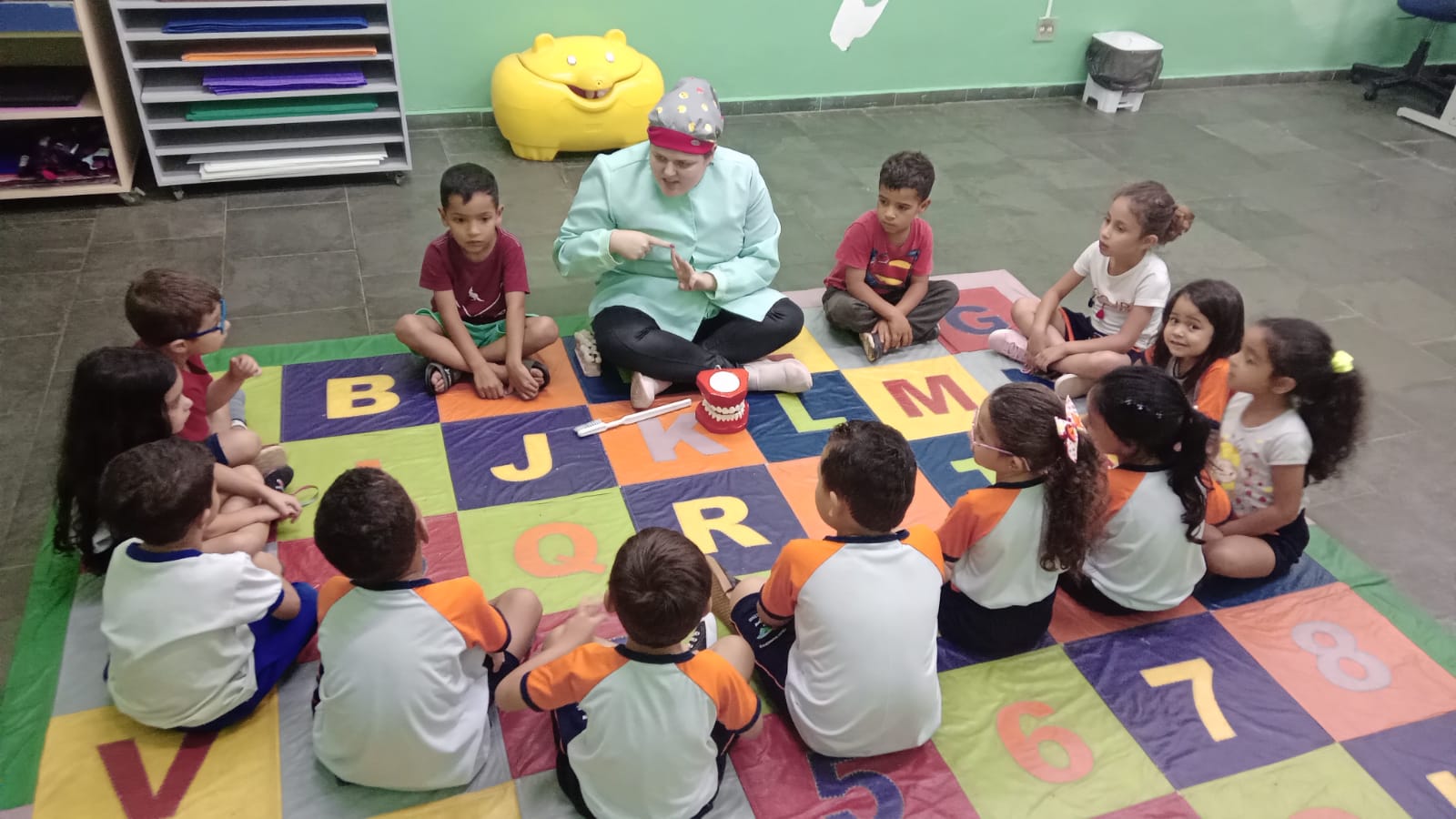 Dentistas visitam escolas para avaliar e ensinar sobre saúde bucal das crianças