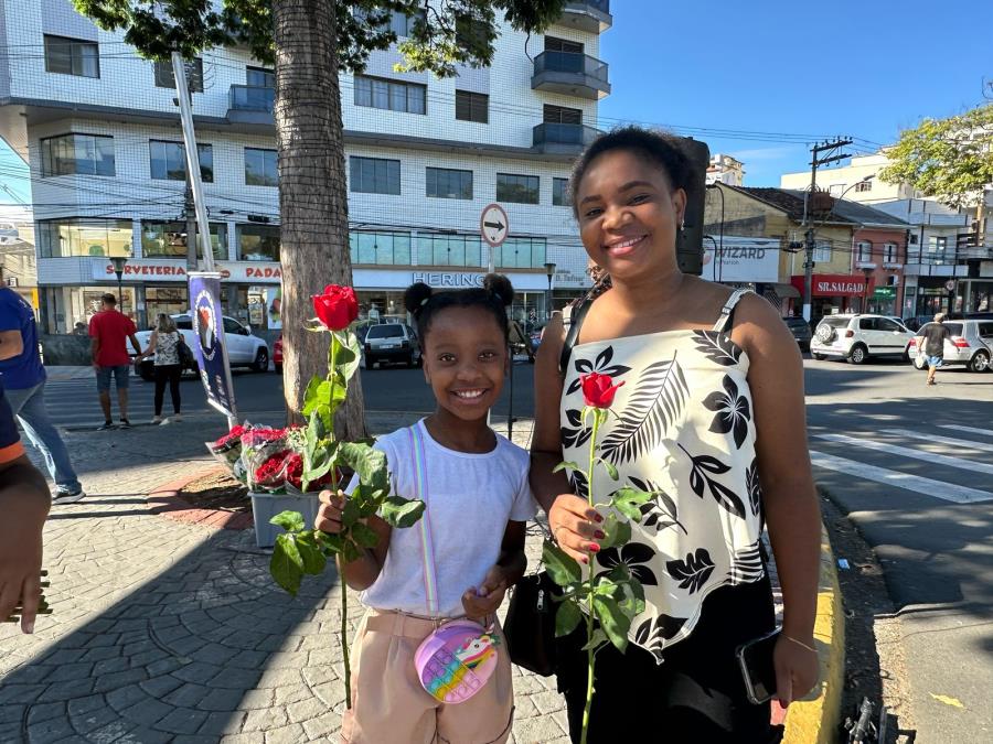 FUNDO SOCIAL DE SOLIDARIEDADE DE SERRA NEGRA CELEBRA O DIA INTERNACIONAL DAS MULHERES COM FLORES, MÚSICA E BEM-ESTAR