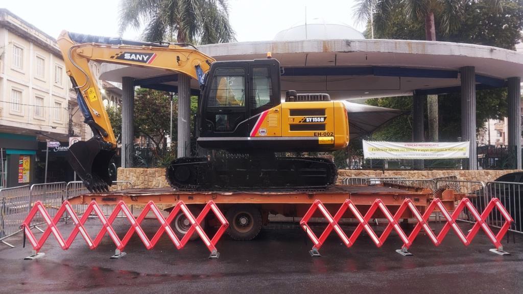 Serra Negra conta com nova escavadeira para a infraestrutura