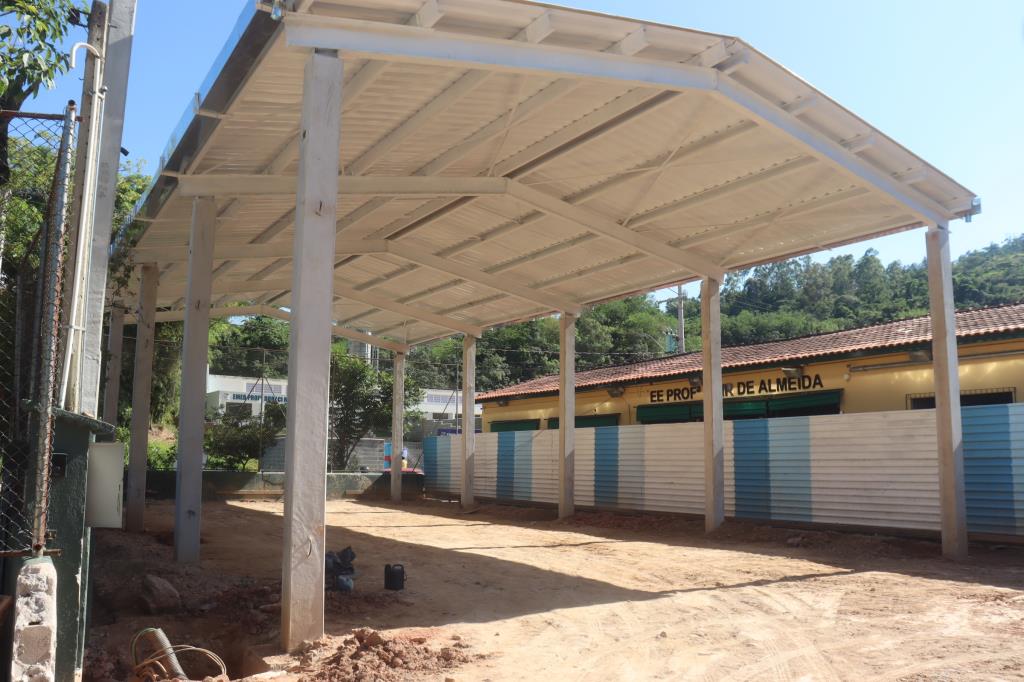 Cobertura da quadra da Escola Estadual Profa. Nair de Almeida avança após solicitação da Prefeitura de Serra Negra