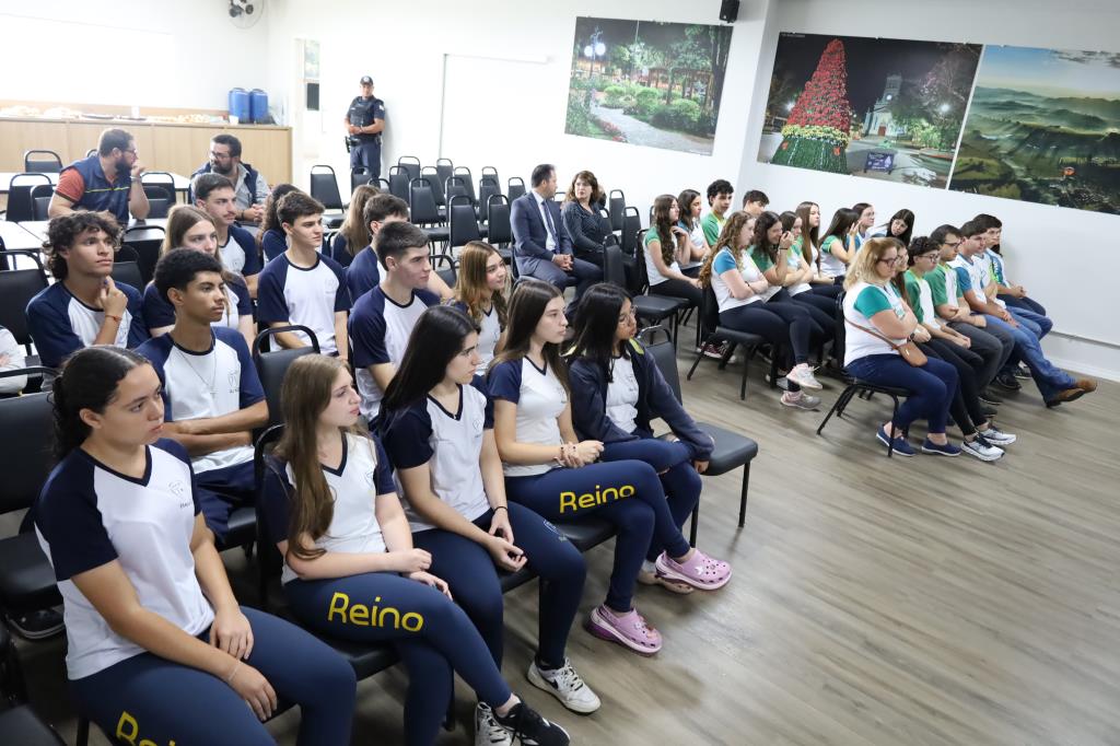 Projetos "OAB Vai à Escola" e "Despertar da Cidadania" levaram alunos dos colégios Libere Vivere e Reino à Prefeitura de Serra Negra