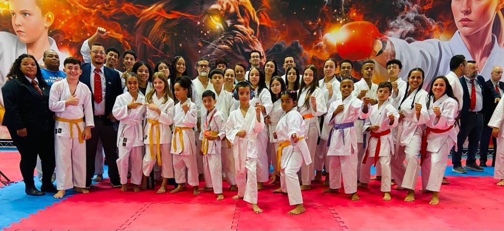 KARATÊ DE SERRA NEGRA TROUXE MEDALHAS DE COMPETIÇÃO EM SÃO PAULO