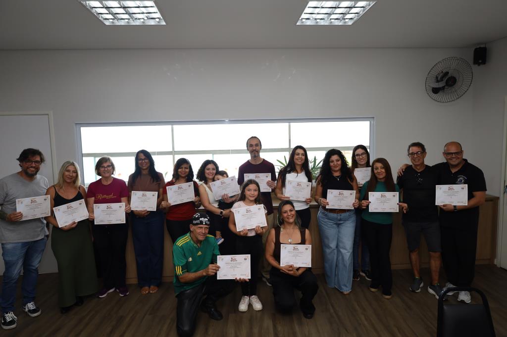 Prefeitura de Serra Negra homenageia elenco da Encenação da Paixão de Cristo com entrega de certificados