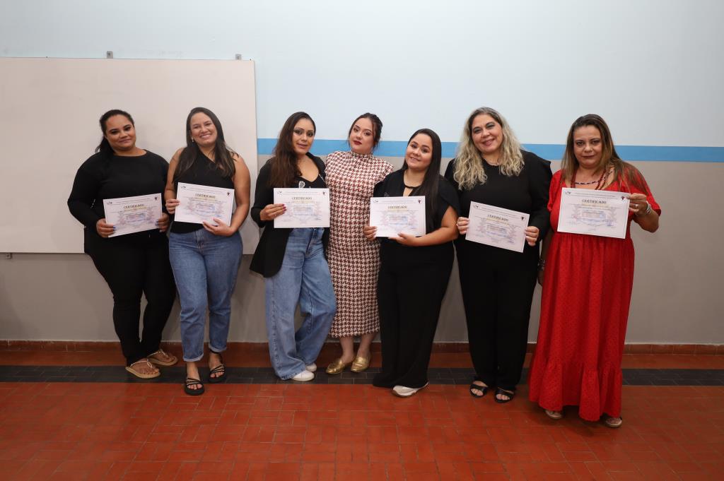 Mulheres celebram formatura em curso de automaquiagem do fundo social