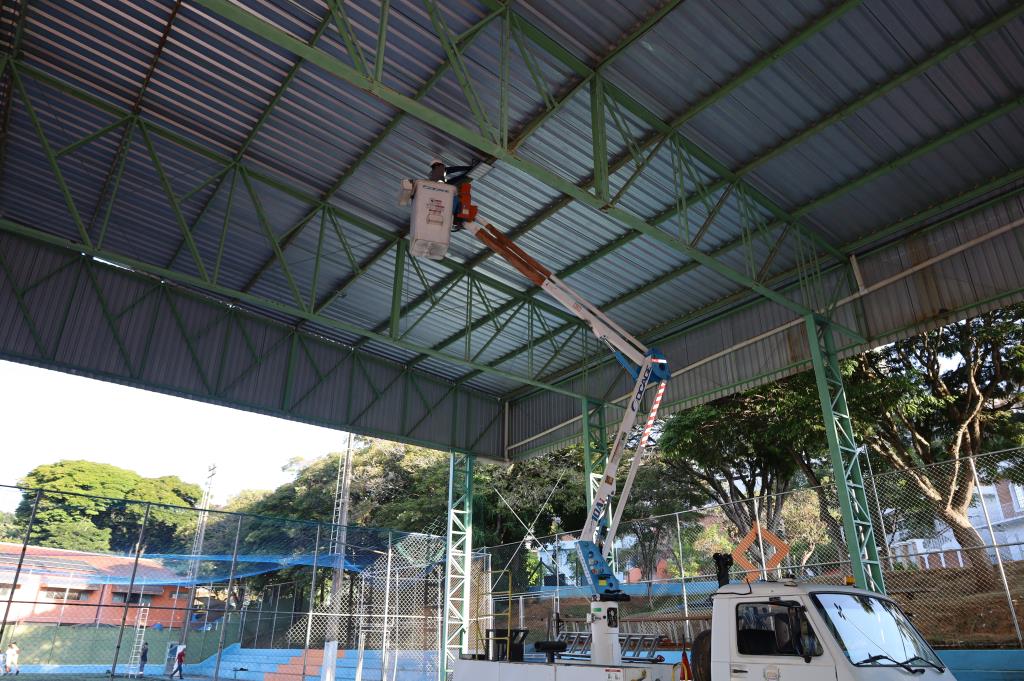 Prefeitura anuncia modernização da iluminação em espaços esportivos municipais