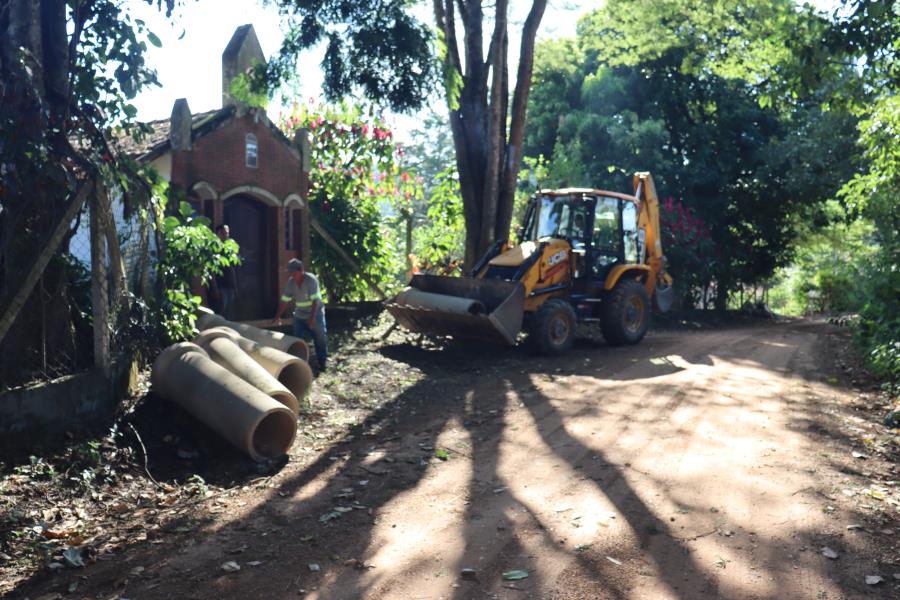 PREFEITURA FEZ REPAROS NO BAIRRO DOS LEAIS